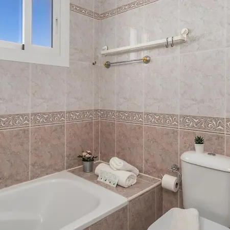 Cozy Seaview Getaway *