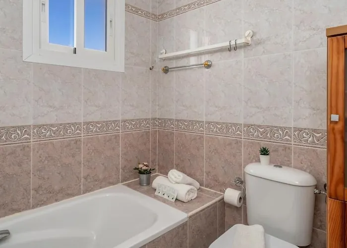 Cozy Seaview Getaway *