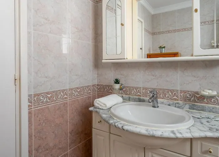 Cozy Seaview Getaway Apartment